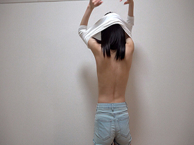 服をまくったら「ぶるんっ」って飛び出る大きなおっぱい または「ぷるんっ」って控えめに揺れるちっぱい　サンプル画像03